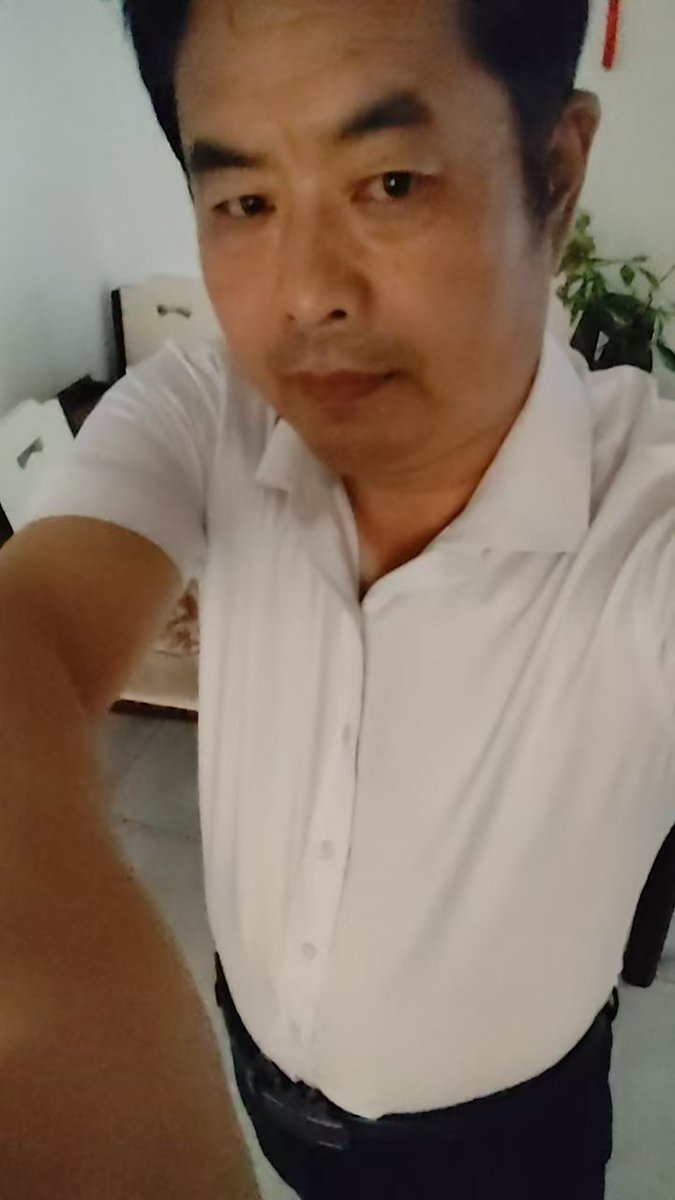 yfyc1997's tweet photo. 射晶王大叔新作，隔着裤子摸，用被子比较大小，表情极其丰富，这也是我百看不厌的原因之一，听话，晶华多，每天一次依旧又浓又多。而且大宝贝特别好看！他的作品至少有150部了现在😂 https://t.co/KLRcYgSGY1