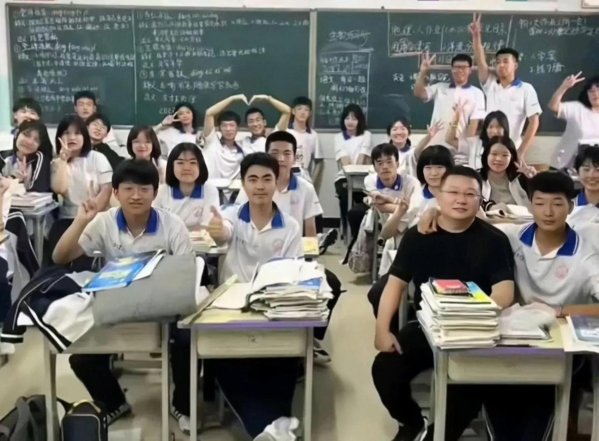 05TZQETGiyPoCfj's tweet photo. último abrazo en el aula, cuadernos llenos de recuerdos — la graduación es el principio de nuevas aventuras. https://t.co/GvYuGZLPun