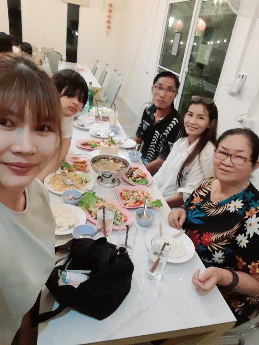 Phimphan_1993's tweet photo. Today is my mom's birthday🎂💕 https://t.co/GG3GaOWk9f