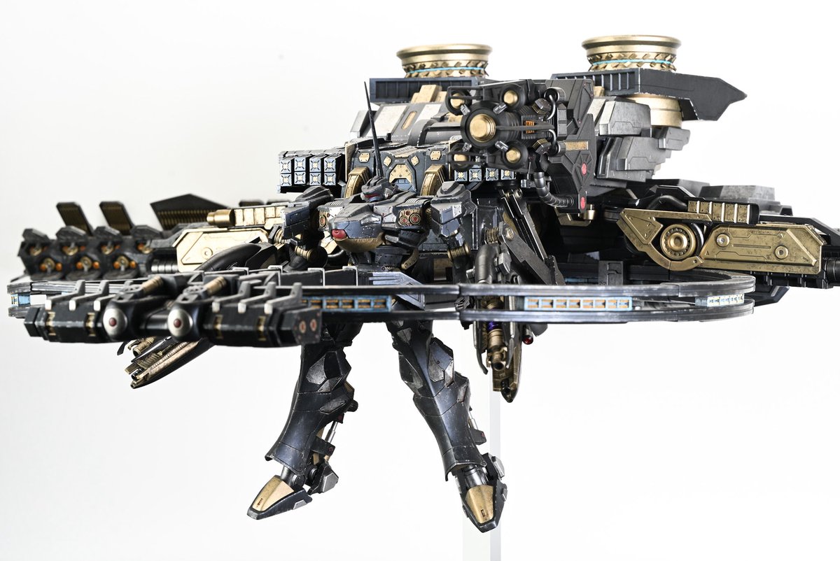 akcszk417's tweet photo. MODEL SQUAD製ガレージキット

AAP07A:ARQUEBUS BALTEUS”

ワンフェス2026夏で購入した特大ガレージキットが完成しました❗️

なんとびっくり仰天900×900サイズ‼️

パーツ交換で2枚目のように合体レーザーキャノンモードも可能です😳

情報量お化け👻なので、生で見てもらうのが一番。来年の群玉展に持参できたらな☺️

これで、同サイズのバルテウスとアーキバスバルテウス2体が我が家に😆

#AC6