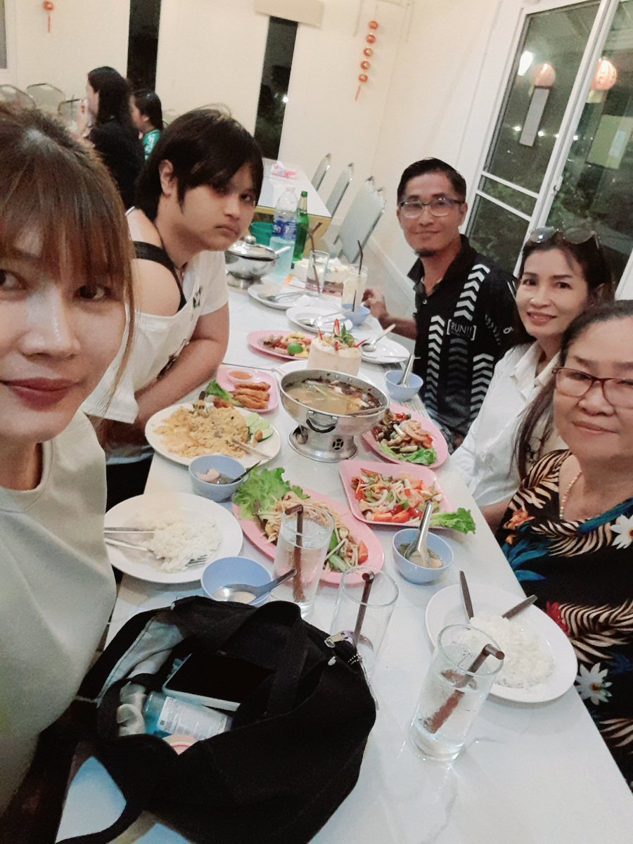 Phimphan_1993's tweet photo. Today is my mom's birthday🎂💕 https://t.co/GG3GaOWk9f