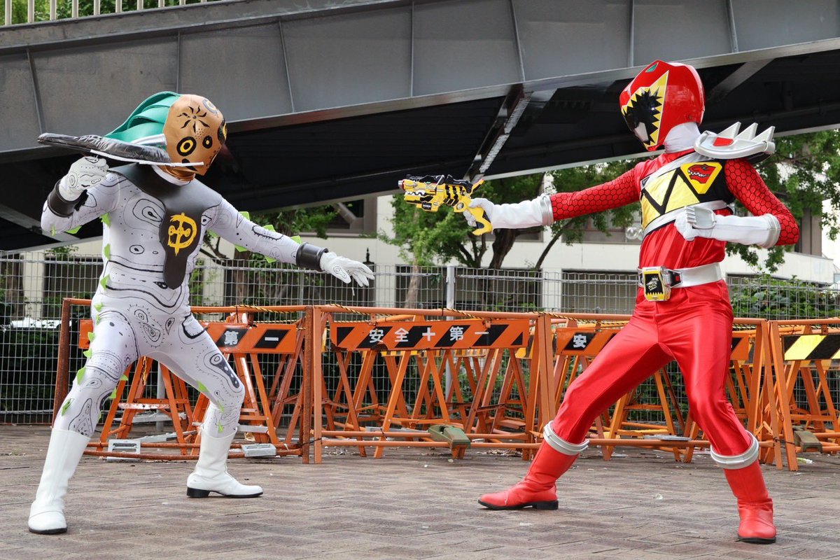fbfighter07's tweet photo. 遅く報②
キョウリュウレッドvsゾーリ魔
📷　てん @ten_sky_high さん
#キョウリュウレッド ゆーたろ@yuutarou_cos さん
#ゾーリ魔　レオ

#OSUコス
#OSUコス2026 https://t.co/FxcKEiL48v