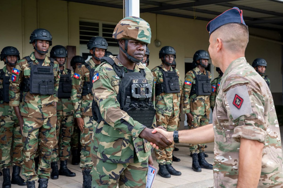 HT_DefenseObsvr's tweet photo. @UKInHaiti Appui aux Forces Armées d'Haiti #FADH @forcesarmeesht avec des formations, l'assistance technique et la vente d'articles de défense 🇭🇹🇬🇧
@MDefenseHT @DefenceHQ https://t.co/UlSSfd5n8Q