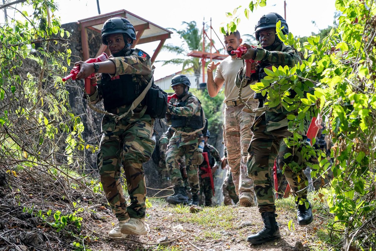 HT_DefenseObsvr's tweet photo. @UKInHaiti Appui aux Forces Armées d'Haiti #FADH @forcesarmeesht avec des formations, l'assistance technique et la vente d'articles de défense 🇭🇹🇬🇧
@MDefenseHT @DefenceHQ https://t.co/UlSSfd5n8Q
