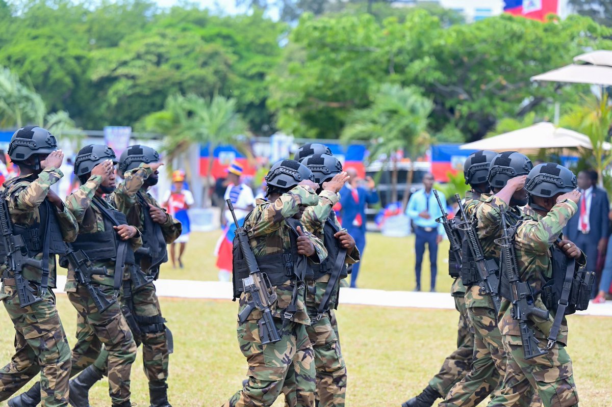 HT_DefenseObsvr's tweet photo. @UKInHaiti Appui aux Forces Armées d'Haiti #FADH @forcesarmeesht avec des formations, l'assistance technique et la vente d'articles de défense 🇭🇹🇬🇧
@MDefenseHT @DefenceHQ https://t.co/UlSSfd5n8Q