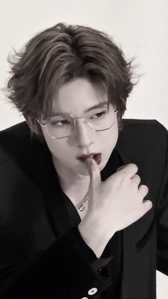 1801APpjp's tweet photo. หล่อคั้บ                          แต่มีลูกติด🤣 https://t.co/oNXu1llqvU