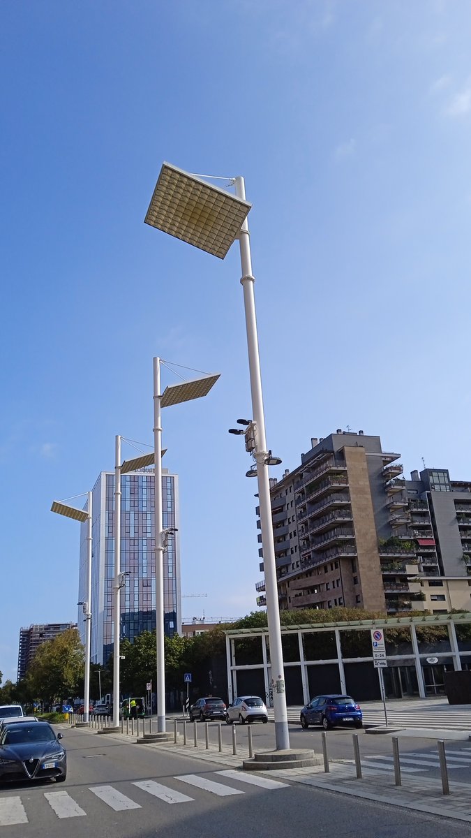 AuthItaly_RT's tweet photo. Passeggiata in Viale dell'Innovazione vicino al Teatro Arcimboldi ✨ Questi lampioni altissimi sembrano vele nel cielo blu

#milano #bicocca #vialedellinnovazione #teatroarcimboldi https://t.co/eXvH944TDD