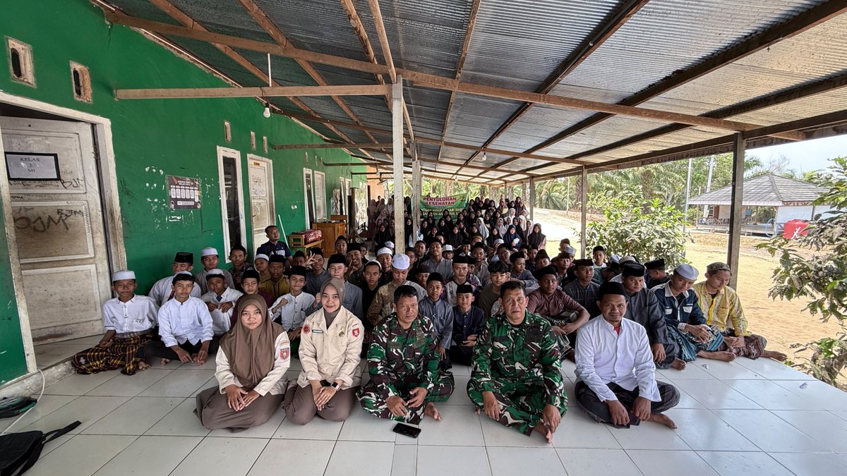 Kodimpaser's tweet photo. Polkes Paser Beri Sosialisasi BHD Bagi Santri Pesantren Anwarus Salaf

Sosialisasi Bantuan Hidup Dasar (BHD) oleh Polkes Paser kepada para Santri Pesantren Anwarus Salaf. 

#tniad #kodimpaser #tnahagrogot #sempulang #penyuluhan #bantuanhidupdasar #polkespaser #anwarussalaf https://t.co/9GYn5cCBbS
