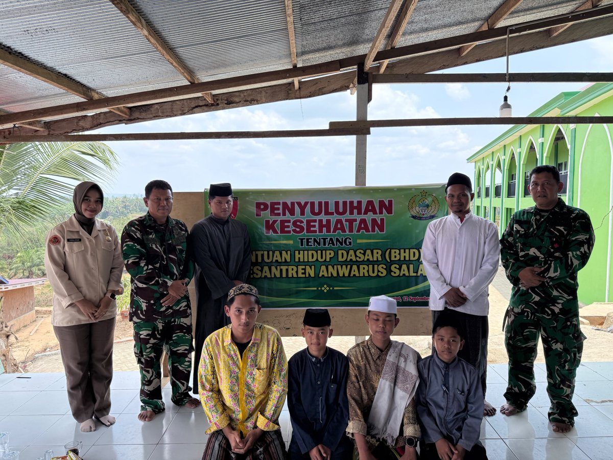 Kodimpaser's tweet photo. Polkes Paser Beri Sosialisasi BHD Bagi Santri Pesantren Anwarus Salaf

Sosialisasi Bantuan Hidup Dasar (BHD) oleh Polkes Paser kepada para Santri Pesantren Anwarus Salaf. 

#tniad #kodimpaser #tnahagrogot #sempulang #penyuluhan #bantuanhidupdasar #polkespaser #anwarussalaf https://t.co/9GYn5cCBbS