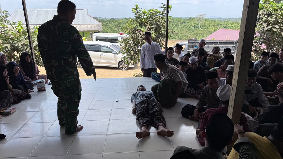 Kodimpaser's tweet photo. Polkes Paser Beri Sosialisasi BHD Bagi Santri Pesantren Anwarus Salaf

Sosialisasi Bantuan Hidup Dasar (BHD) oleh Polkes Paser kepada para Santri Pesantren Anwarus Salaf. 

#tniad #kodimpaser #tnahagrogot #sempulang #penyuluhan #bantuanhidupdasar #polkespaser #anwarussalaf https://t.co/9GYn5cCBbS