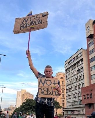 Yonnathan_gc's tweet photo. #URGENTE 🚨 | Secuestran al activista social Oscar Morales López, cédula de identidad 12.037.954 de 56 años, padre de la líder estudiantil Itani Morales López de la escuela de Derechos de la UCV. 

Una Jeep blanca sin placas y hombres armados vestidos de negro lo someten a la fuerza en las adyacencias de Zocarra puente Yanez, la Candelaria, frente al edificio Doral A, Oscar acompaña las luchas sociales de forma independiente, no pertenece a ninguna organización, las últimas semanas acompañó las diferentes actividades convocadas por los gremios sindicales y ha estado presenten en las convocatorias del Movimiento Estudiantil, hasta ahora no se tiene certeza de su paradero, responsabilizamos al régimen tutelado de Delcy Rodríguez, Jorge Rodriguez y Diosdado Cabello de lo que le pueda pasar. No permitamos este ensayo de persecución, contra los venezolanos.

Esto nos hace ver una vez más que el aparato represor y la naturaleza con que opera el chavismo está intacto, no hay transición hacia la democracia si los venezolanos no pueden vivir en paz, libres y expresar sus ideas.