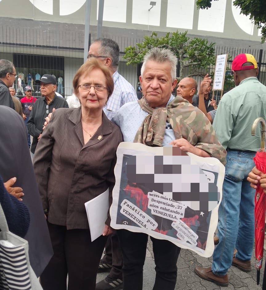 Yonnathan_gc's tweet photo. #URGENTE 🚨 | Secuestran al activista social Oscar Morales López, cédula de identidad 12.037.954 de 56 años, padre de la líder estudiantil Itani Morales López de la escuela de Derechos de la UCV. 

Una Jeep blanca sin placas y hombres armados vestidos de negro lo someten a la fuerza en las adyacencias de Zocarra puente Yanez, la Candelaria, frente al edificio Doral A, Oscar acompaña las luchas sociales de forma independiente, no pertenece a ninguna organización, las últimas semanas acompañó las diferentes actividades convocadas por los gremios sindicales y ha estado presenten en las convocatorias del Movimiento Estudiantil, hasta ahora no se tiene certeza de su paradero, responsabilizamos al régimen tutelado de Delcy Rodríguez, Jorge Rodriguez y Diosdado Cabello de lo que le pueda pasar. No permitamos este ensayo de persecución, contra los venezolanos.

Esto nos hace ver una vez más que el aparato represor y la naturaleza con que opera el chavismo está intacto, no hay transición hacia la democracia si los venezolanos no pueden vivir en paz, libres y expresar sus ideas.
