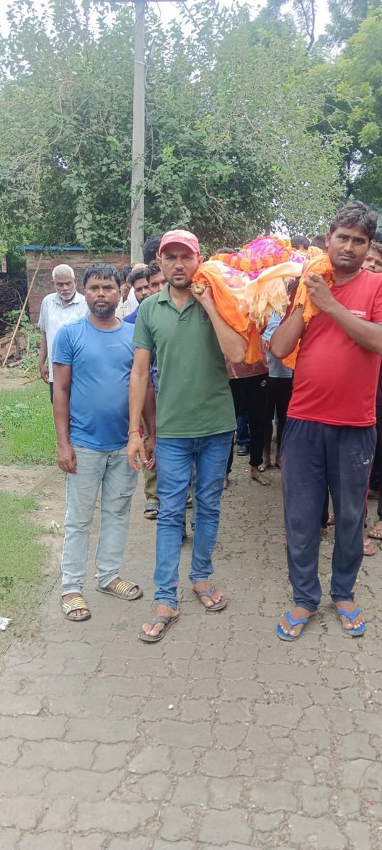 Ch_RameshYadav's tweet photo. अपने जिला पंचायत क्षेत्र फूलपुर प्रथम में श्री रामचन्द्र चौहान मनीजर जी ग्राम सभा अरवासीमय बहादुरगढ के अन्तिम यात्रा में शामिल हुआ, 
भावभीनी श्रद्धांजलि https://t.co/ORf0pFbqwG