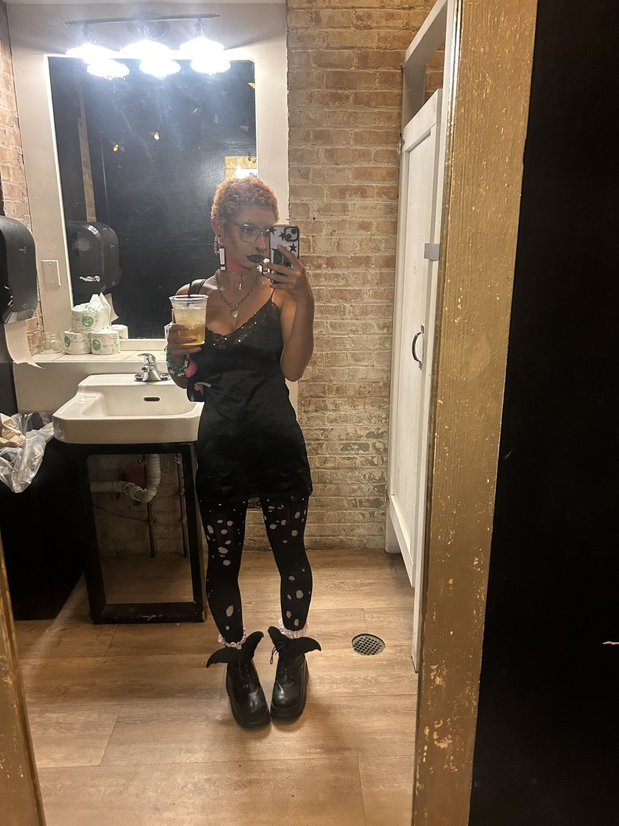 fell__1's tweet photo. my night out look https://t.co/igbjfJvMGs