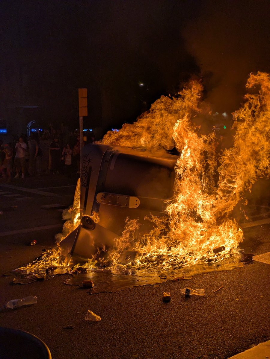 ninjarra99's tweet photo. Un estat violent no mereix una manifestació pacífica https://t.co/AAMWycYWYn