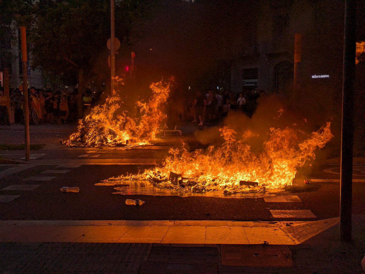 ninjarra99's tweet photo. Un estat violent no mereix una manifestació pacífica https://t.co/AAMWycYWYn