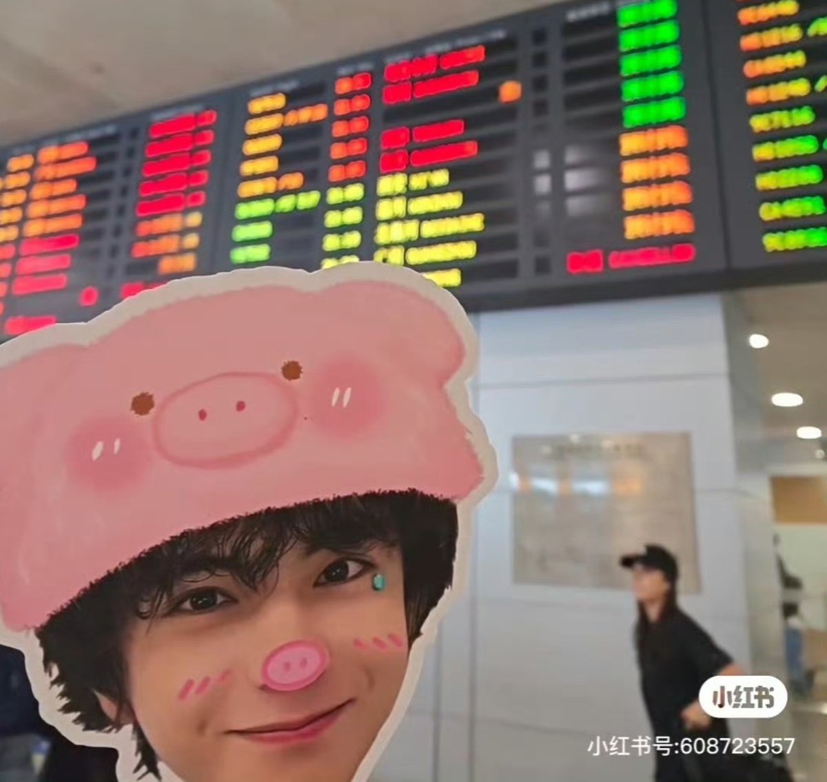 lurker_army's tweet photo. it's over 10 hours journey, yet with only one piggy elio picture this fans could make ayden smile, love is truly amazing bro. 👏 https://t.co/U7OLy46mFb