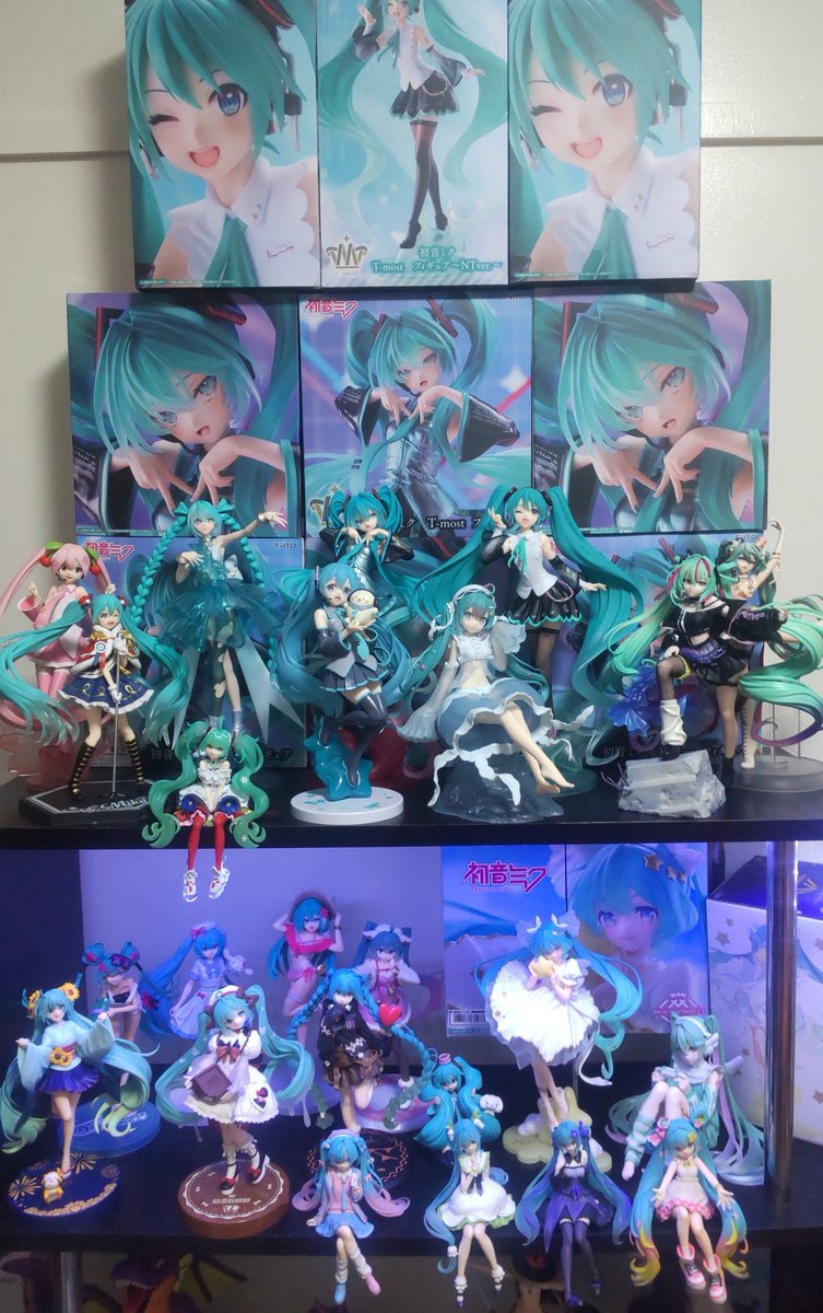 zumo3i's tweet photo. 現在の初音ミク棚の様子

T-most壁を増設したのと、以前教えていただいたテープLEDを仮設置してみるなど

明かりがあるとやっぱり見ばえが良くなりますね(*´∀`) https://t.co/rOKhhEyrLj