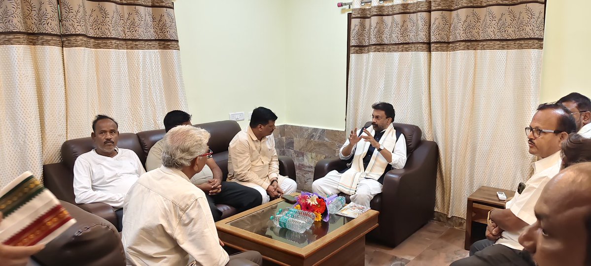ranajeetdashh's tweet photo. AICC Secretary &amp; Odisha In-charge Shri Jetti Kusum Kumar Ji interacted with DCC leaders and office bearers during his brief stopover in Nayagarh to review organizational matters. @INCIndia @LaljiDesaiG @Jettikk @MayuraSJ @BhaktaCharanDas https://t.co/PN8jUUnr1d