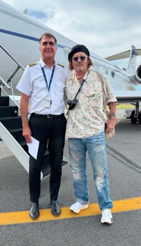 Meetjohnny_depp's tweet photo. The momentum keeps building, the healing journey continues, and through it all, the flow of love never stops. #JD #weekendtrips https://t.co/yx41bhkgfF