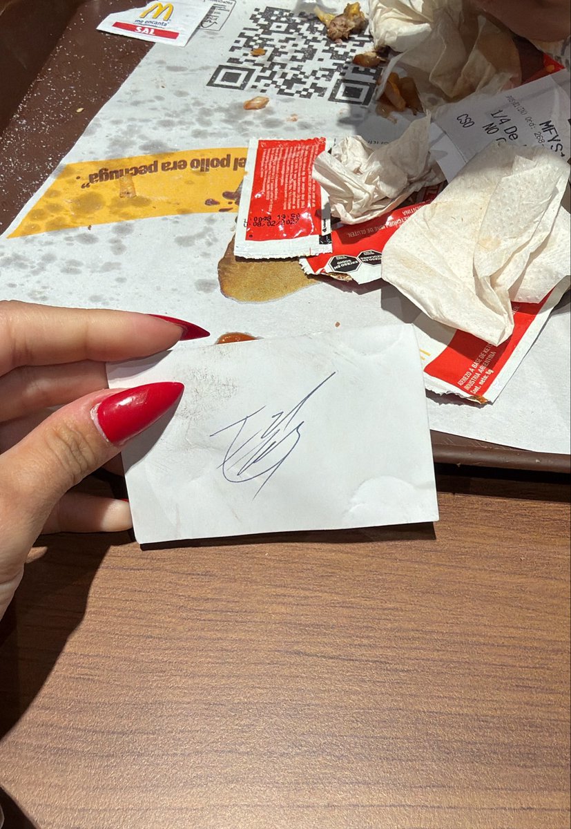 velezgucci's tweet photo. vendo firma de Erick encontrada en el piso https://t.co/TQsG7YZZj4