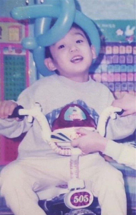 JUNG9795_'s tweet photo. gak nyangka deh bisa nemenin jungkook dari dia pake sepeda listrik sampe dia udah touring sma geng motornya gini :(((
sesuka itu dia sama motor 😭❤️‍🩹 https://t.co/ZpuBdPjwKC