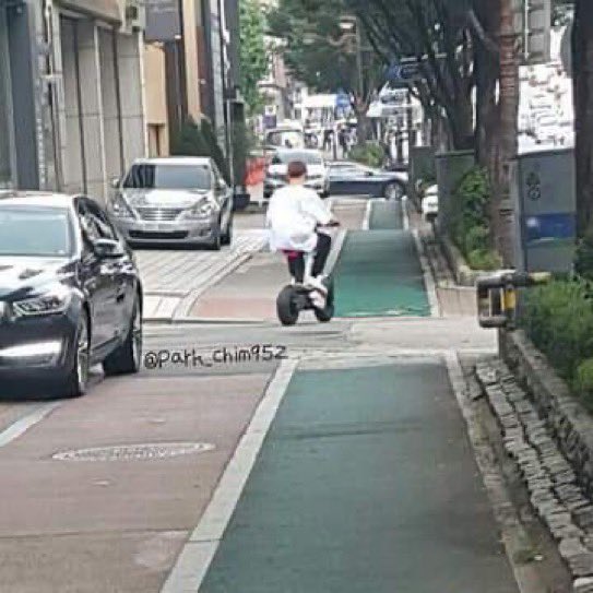 JUNG9795_'s tweet photo. gak nyangka deh bisa nemenin jungkook dari dia pake sepeda listrik sampe dia udah touring sma geng motornya gini :(((
sesuka itu dia sama motor 😭❤️‍🩹 https://t.co/ZpuBdPjwKC