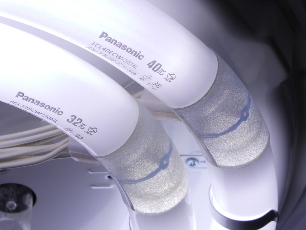 bikkuri7's tweet photo. Panasonic パルックプレミアL FCL32ECW/30HLとFCL40ECW/38HLを入手🫠
丸形のパルックプレミアLは「光リング」と呼ばれる半透明な口金部分が特徴だったが，後継のパルックプレミアLSで早くも廃止されわずか2-3年程度しか製造されず短命に終わった🙄 https://t.co/qK59iOHuAW