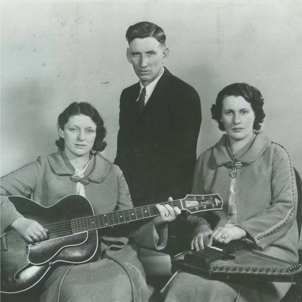 countrymusichof's tweet photo. Sara Carter purchased this Zimmermann autoharp around 1910 and used it on Carter Family recordings, including at the 1927 Bristol Sessions.

See Sara’s Zimmermann autoharp, A. P.’s Martin 000-28 guitar in the Museum's permanent exhibit, "Sing Me Back Home: Folk Roots to the Present" and Maybelle’s Gibson L-5 in the "Precious Jewel" exhibit.

Reserve tickets: https://t.co/1pAGzka5VL