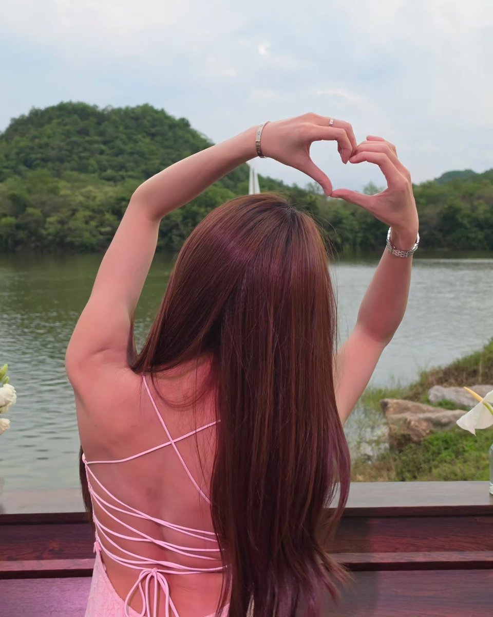 feefee_choco's tweet photo. โหหหหพี่คนสวยขาใส่ชุดอะไรเนี่ย มันจะเกินไปไหมเนี่ย🫠 https://t.co/d83pN1glui