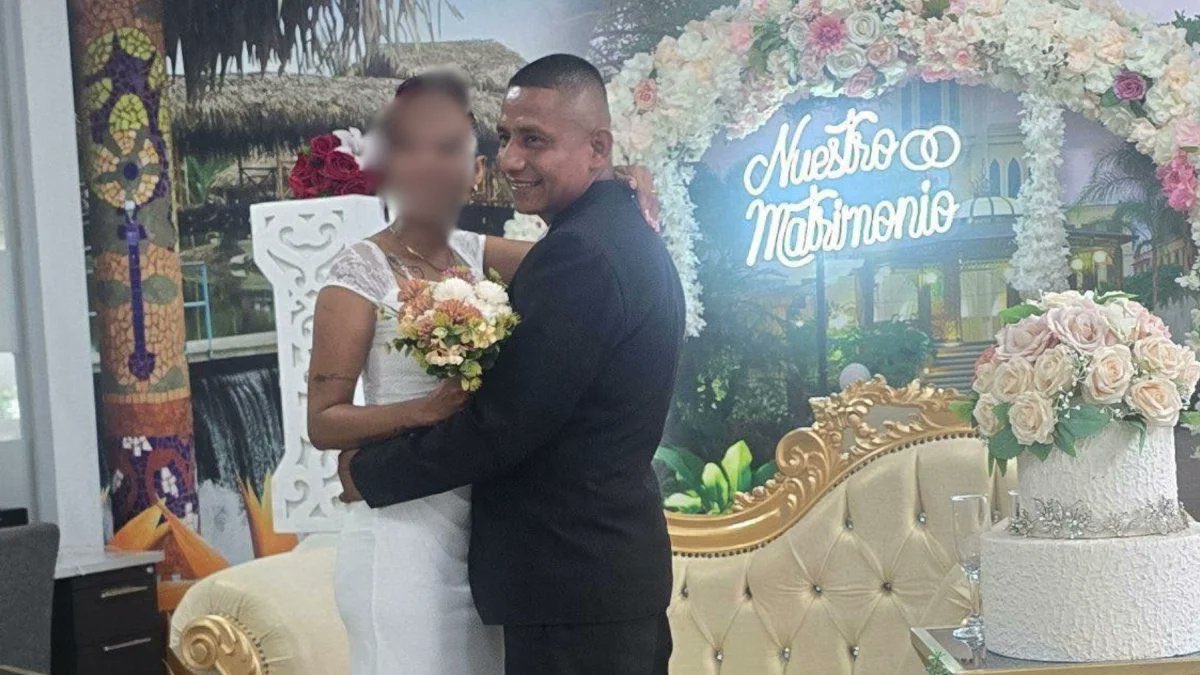 paultutiven's tweet photo. Se casó por la tarde y perdió la vida esa misma noche.
Según el reporte de la Dinased, la víctima se encontraba junto a su esposa en el ingreso de su domicilio celebrando que se habían casado, cuando fueron sorprendidos por un hombre armado que le robó el teléfono, el hombre recién casado, siguió al ladrón, lo alcanzó y forcejearon, el antisocial le disparó y lo mató. 
Francisco Ignacio Carriel Campuzano, de 39 años, fue asesinado de un disparo en el tórax horas después de haber contraído matrimonio.
El delincuente escapó junto a su cómplice en una moto. Ocurrió en Milagro - Guayas.