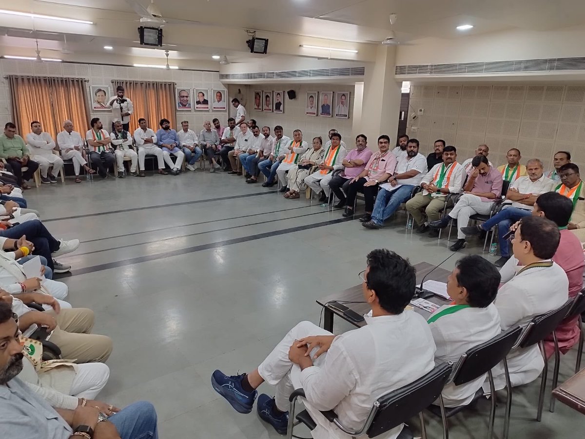 AmitChavdaINC's tweet photo. ��ुजरात कोंग्रेस के प्रभारी श्री रणदीपसिंह सुरजेवाला जी के साथ जिला एवं शहर कोंग्रेस समिति के अध्यक्षों के साथ संवाद...

कोंग्रेस के संगठन एवं जनसंपर्क से जुड़े विभिन्न विषयों पर चर्चा https://t.co/FIkOzN0oyV
