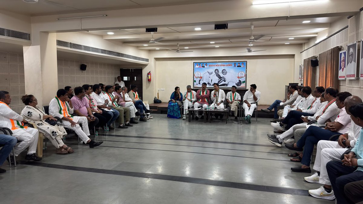 AmitChavdaINC's tweet photo. ��ुजरात कोंग्रेस के प्रभारी श्री रणदीपसिंह सुरजेवाला जी के साथ जिला एवं शहर कोंग्रेस समिति के अध्यक्षों के साथ संवाद...

कोंग्रेस के संगठन एवं जनसंपर्क से जुड़े विभिन्न विषयों पर चर्चा https://t.co/FIkOzN0oyV