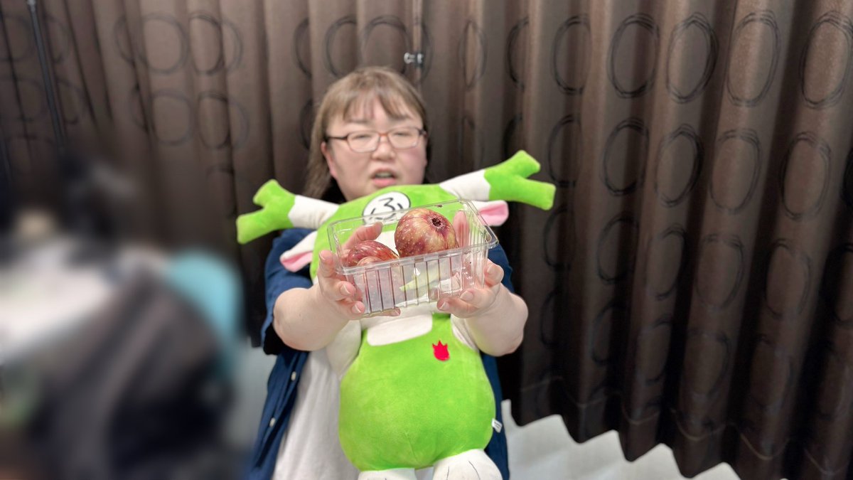 ayanokorokoro's tweet photo. 【おまけ🧸】

“ふっかちゃんで己のデカさを隠そう大作戦”が、マーガレットにバレた瞬間の顔です🤓

…なぜバレた？？？

#FMふっかちゃん 
#自撮り下手のみなさーん https://t.co/3KqsPzd3LR