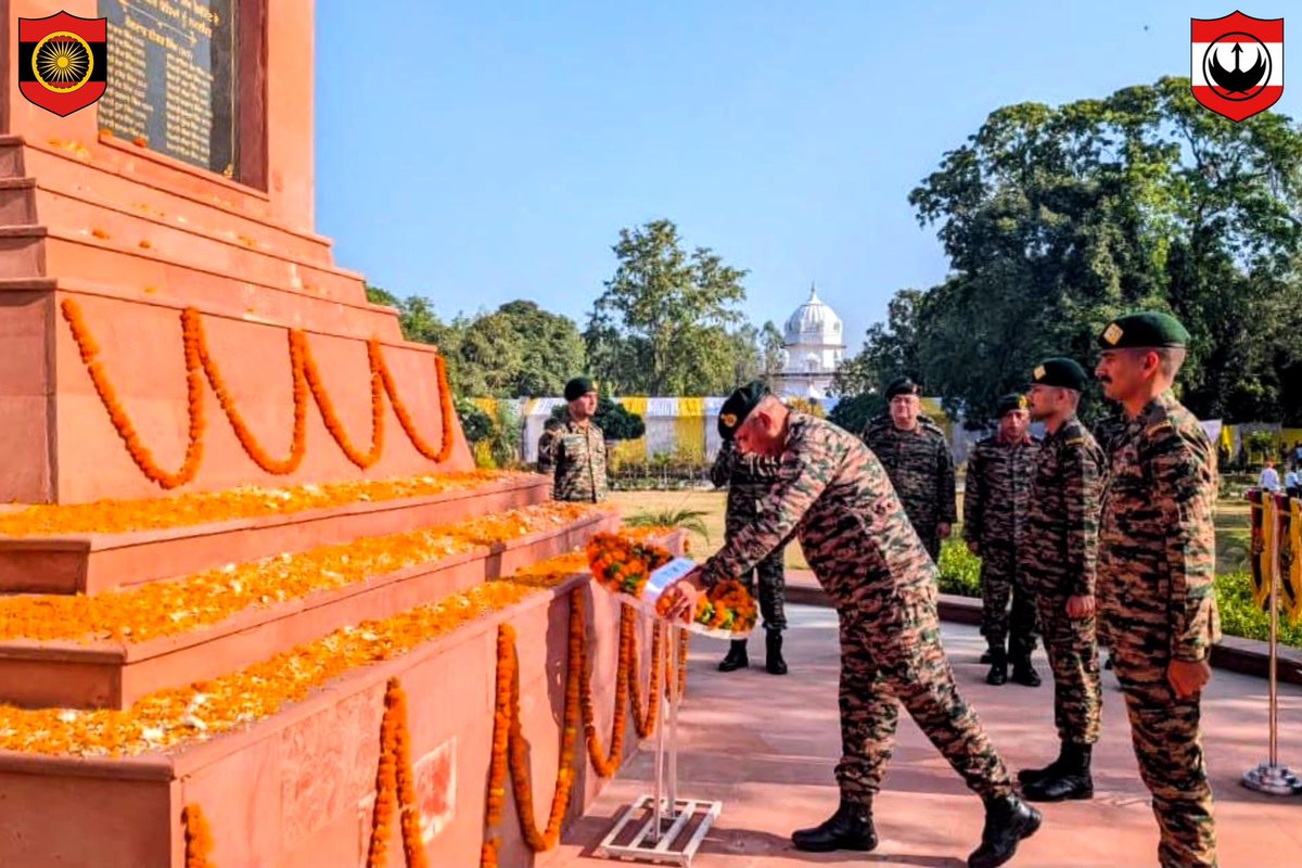 VajraCorps_IA's tweet photo. ⚔️  𝐒𝐚𝐫𝐚𝐠𝐚𝐫𝐡𝐢 | 𝟐𝟏 𝐖𝐚𝐫𝐫𝐢𝐨𝐫𝐬. 𝐎𝐧𝐞 𝐈𝐦𝐦𝐨𝐫𝐭𝐚𝐥 𝐒𝐭𝐚𝐧𝐝.

On # 𝐒𝐚𝐫𝐚𝐠𝐚𝐫𝐡𝐢𝐃𝐚𝐲, # 𝐕𝐚𝐣𝐫𝐚𝐂𝐨𝐫𝐩𝐬 salutes the 𝟐𝟏 𝐢𝐦𝐦𝐨𝐫𝐭𝐚𝐥 𝐰𝐚𝐫𝐫𝐢𝐨𝐫𝐬 𝐨𝐟 𝟑𝟔 𝐒𝐈𝐊𝐇 (𝐧𝐨𝐰 𝟒 𝐒𝐈𝐊𝐇) who, on 12 September 1897, stood against overwhelming odds and etched Saragarhi forever in the annals of military valour.

At the # 𝐒𝐚𝐫𝐚𝐠𝐚𝐫𝐡𝐢𝐌𝐞𝐦𝐨𝐫𝐢𝐚𝐥 , wreaths are laid in solemn remembrance— 𝐡𝐨𝐧𝐨𝐮𝐫𝐢𝐧𝐠 𝐚 𝐥𝐞𝐠𝐚𝐜𝐲 𝐨𝐟 𝐜𝐨𝐮𝐫𝐚𝐠𝐞, 𝐜𝐨𝐦𝐫𝐚𝐝𝐞𝐬𝐡𝐢𝐩 𝐚𝐧𝐝 𝐝𝐮𝐭𝐲 𝐮𝐧𝐭𝐨 𝐝𝐞𝐚𝐭𝐡 that continues to inspire every Vajra warrior.

 𝟐𝟏 𝐖𝐚𝐫𝐫𝐢𝐨𝐫𝐬. 𝐎𝐧𝐞 𝐄𝐩𝐢𝐜 𝐒𝐭𝐚𝐧𝐝. 𝐀𝐧 𝐈𝐦𝐦𝐨𝐫𝐭𝐚𝐥 𝐋𝐞𝐠𝐚𝐜𝐲. 🇮🇳

21 वीर। एक रण। शौर्य अमर।

21 ਸੂਰਮੇ। ਇੱਕ ਅਟੁੱਟ ਸੰਕਲਪ।
ਆਖ਼ਰੀ ਸਾਹ ਤੱਕ ਫ਼ਰਜ਼। ਪੀੜ੍ਹੀਆਂ ਲਈ ਪ੍ਰੇਰਣਾ।
ਸਾਰਾਗੜ੍ਹੀ ਦਾ ਸ਼ੌਰਿਆ—ਸਦਾ ਅਮਰ।

#IndianArmy #WesternCommand #VajraCorps #SaragarhiDay #Saragarhi #LegacyOfValour #NationFirst #ShauryaDharohar