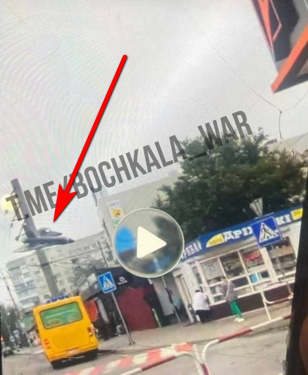 Toriadus's tweet photo. A frame captured just a fraction of a second before a Russian Shahed kamikaze drone struck a food kiosk in Zhytomyr today. A child and the kiosk vendor were killed. https://t.co/XI88uVHnFg