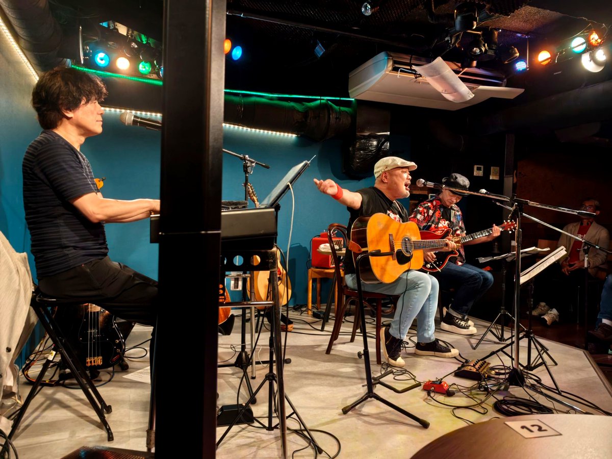 Jacky_Hnyr's tweet photo. 今夜はこちら『TRIO QUEENESS♕』のliveへ🎙️🎸🎹🎸メンバー勢揃いとはまた違った編成でのliveに初めて参戦🔰思った通りコチラも良かったぁ~✨️QUEENESS♕は期待を裏切らない👍どのパターンも最高でアッパレ🪭気づけばほぼ全曲口パクしていた私でした😂
#QUEENESS♕
#宮内家
#南浦和 https://t.co/jWASeJR8Jv