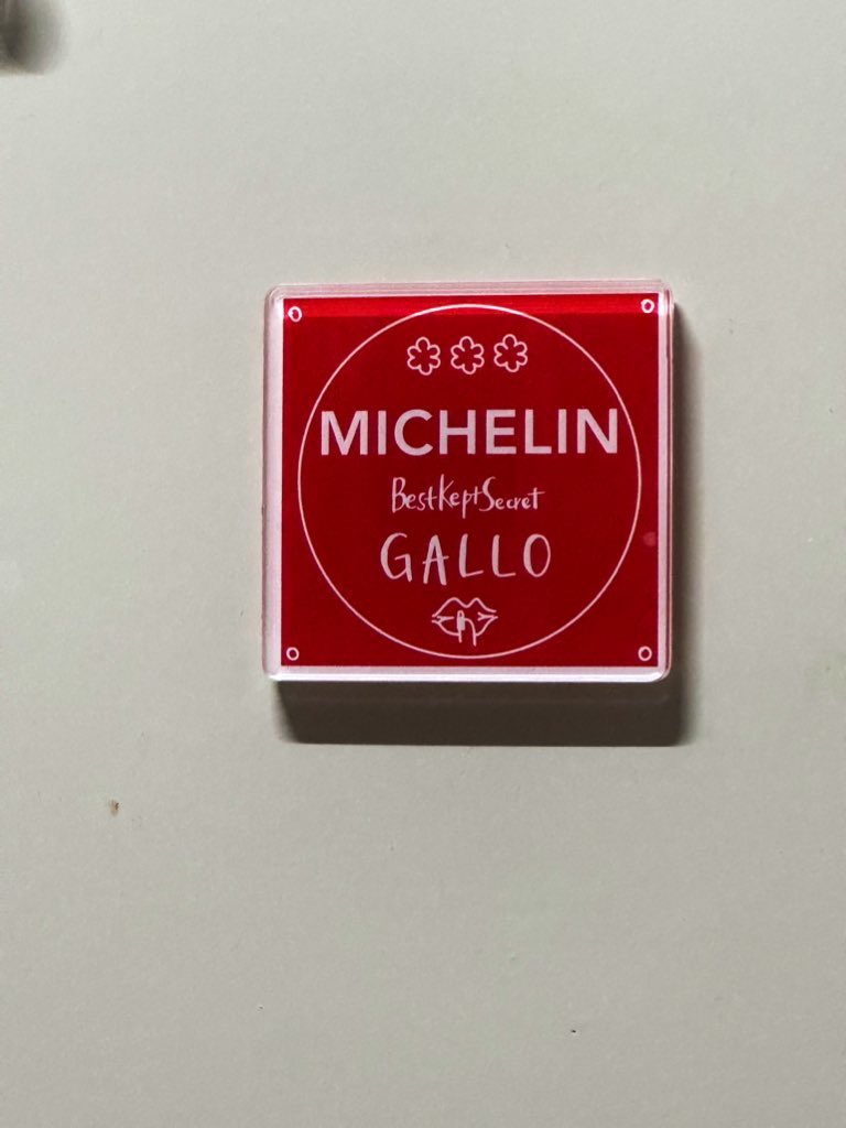 Sabrina_klsdyn7's tweet photo. Welcome to Chef Improv Gallo’s newly crowned three-Michelin-star restaurant. ⭐⭐⭐
（A fridge magnet.）@bks_secret https://t.co/7WULIRohUC