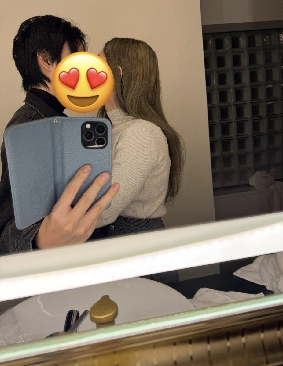 hajimetetaiken2's tweet photo. 鏡越しに見られるの恥ずかしくていきなりキスしてくるのズルい。 https://t.co/vCkWxSQlPn