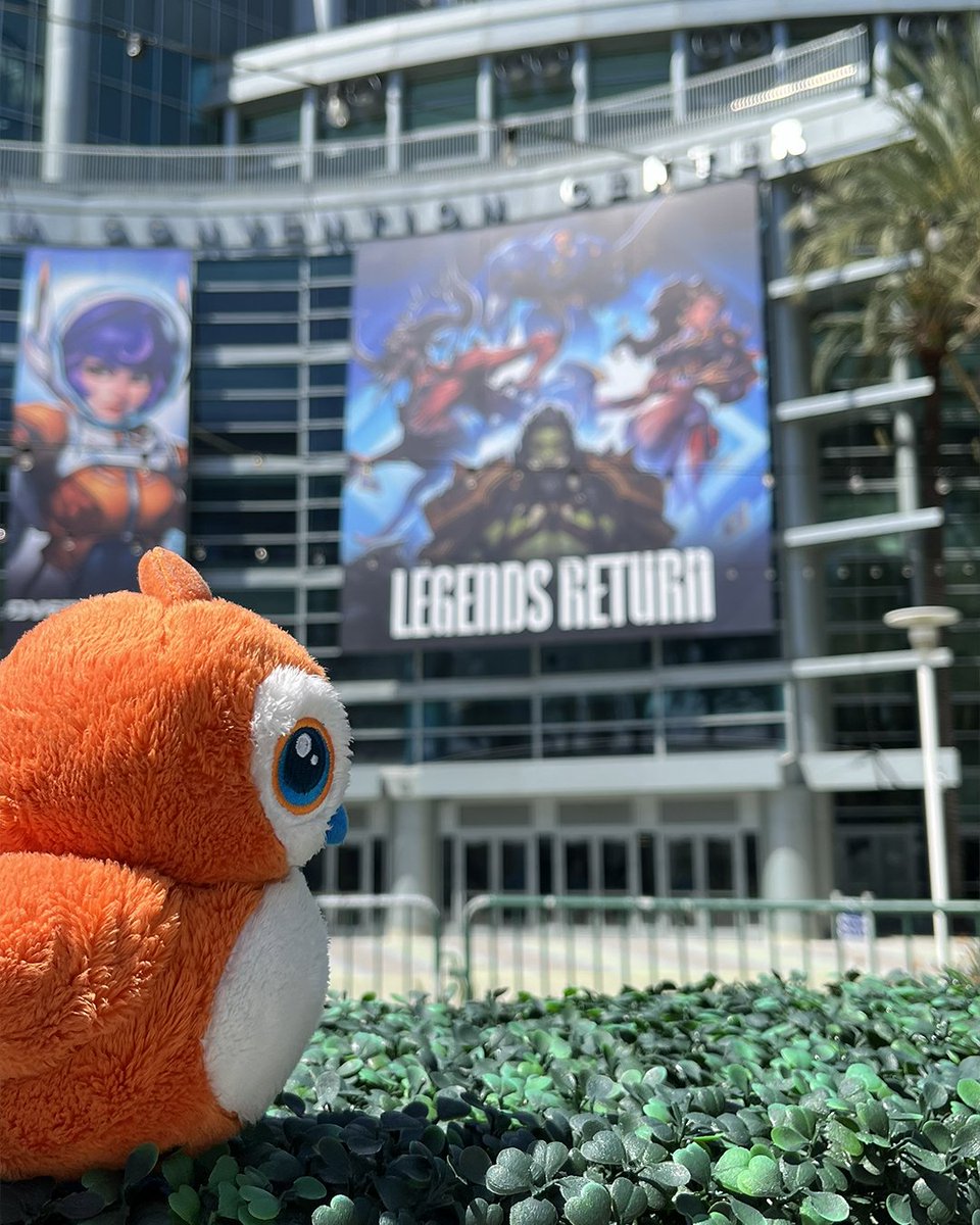 Warcraft_FR's tweet photo. Pepe a posé ses valises à la BlizzCon, ouf ! 

Il a hâte de tous vous rencontrer, de découvrir les nouveautés et de vous rencontrer ! Il demande même vos idées sur ce que vous aimeriez voir sur place 👇 https://t.co/7oi4HwVPH5