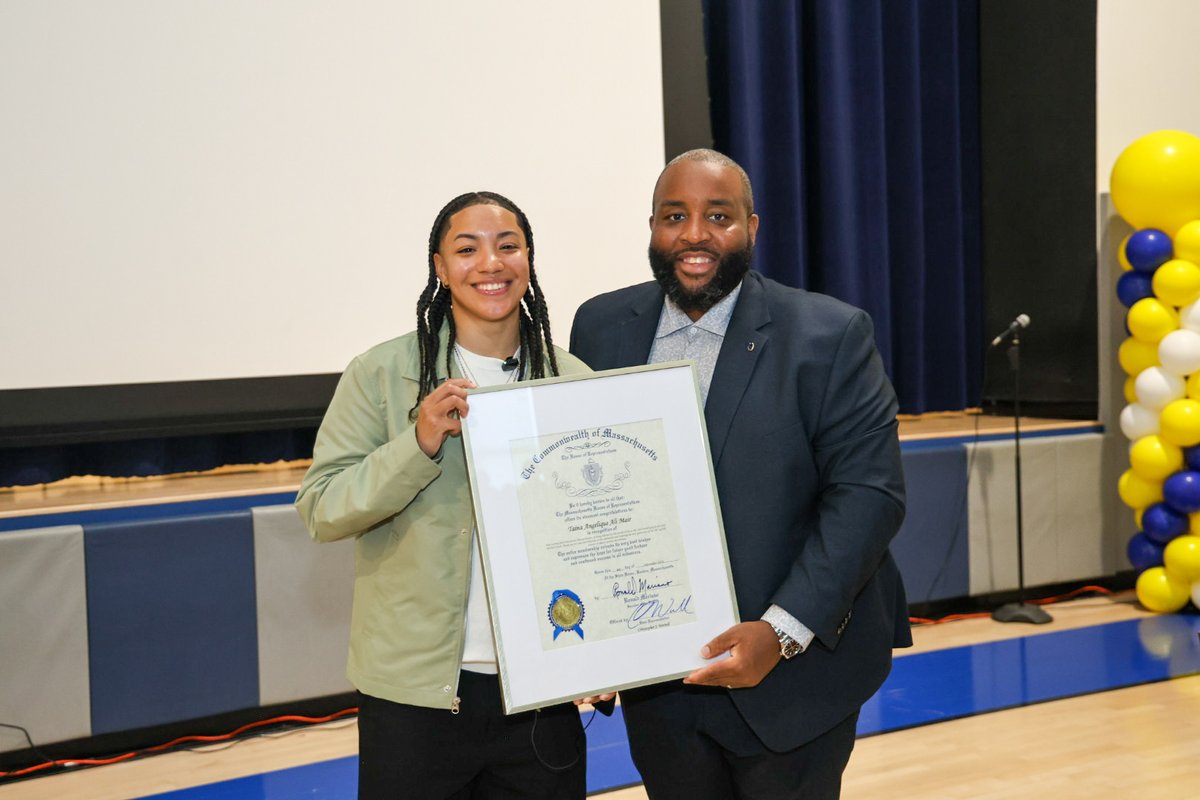 mass4charters's tweet photo. WNBA player Taina Mair used to walk the Roxbury Prep halls. Last week she came back! 🏀

A good reminder of where some journeys start. @uncommonschools

https://t.co/hJqMpn9seB https://t.co/aVYYYuaKVC