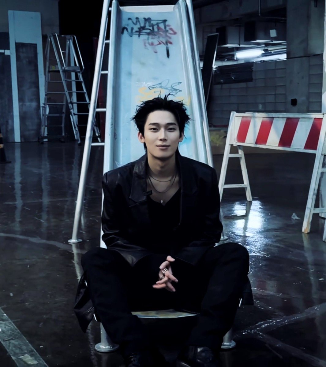 peachorjae's tweet photo. เหมือนไรรู้ป่ะ เหมือนพวกยากุซ่าตอนตกหลุมรักสาวพนักงานในมินิมาร์ท ชอบตามจีบแล้วมาแอบนั่งตายิ้มรอตอนเลิกงานเพราะจะเดินกลับบ้านเป็นเพื่อน https://t.co/BtADupMWkg