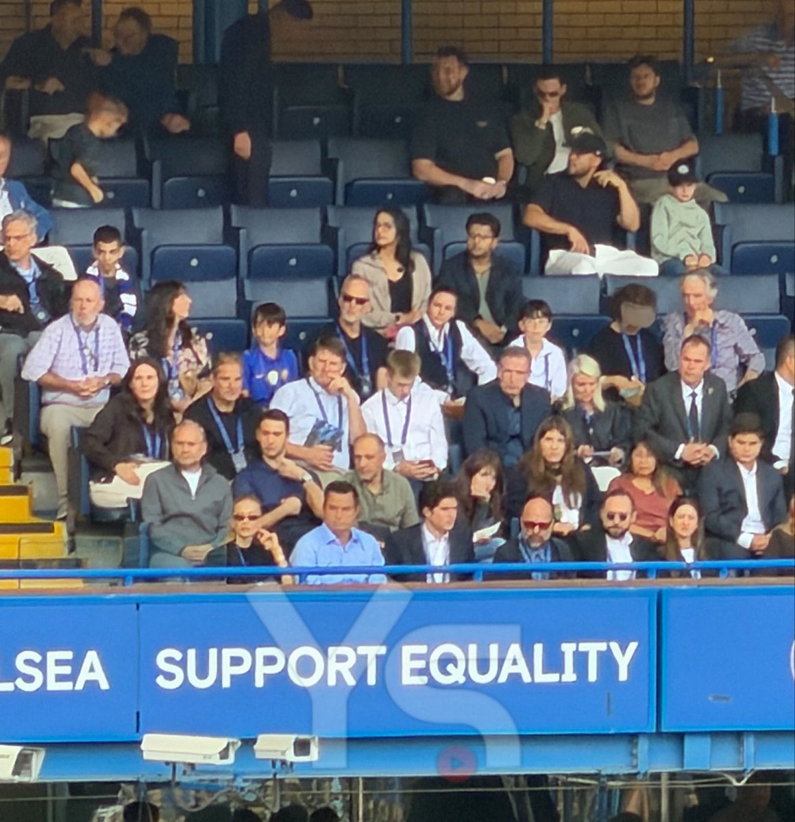 yagosabuncuoglu's tweet photo. Acun Ilıcalı ve Rahmi Kerim Koç, Chelsea-Hull City maçını Stamford Bridge'te birlikte takip ediyor. https://t.co/tBClmzdwGA