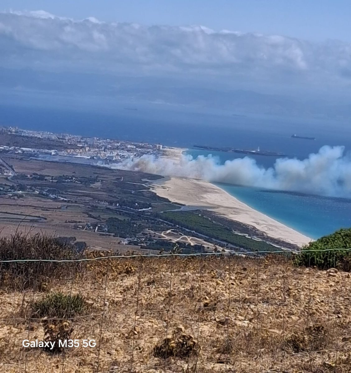 Plan_INFOCA's tweet photo. 🔴 DECLARADO | Incendio en #Tarifa, #Cádiz
📌 #IFTarifa, en paraje "Los Lances".

MEDIOS:
👩‍🚒 25 bomberos forestales, 2 agentes medioambientales
🚒 2 autobombas https://t.co/ImJzIys7q0