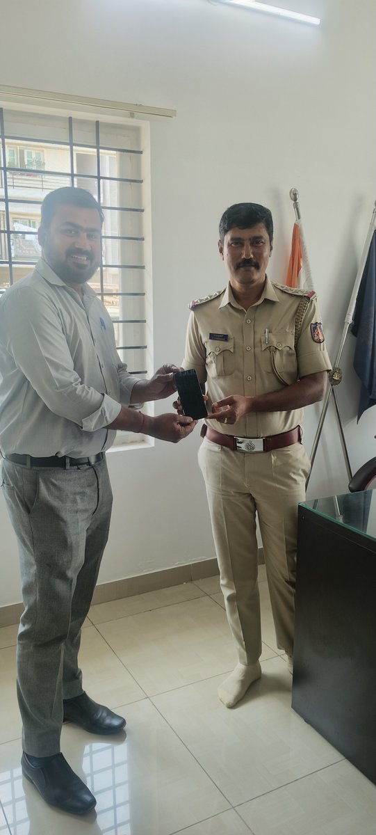 AlanahalliPS's tweet photo. ದೂರುದಾರ ಕಳೆದುಕೊಂಡಿದ್ದ ಮೊಬೈಲ್ ಫೋನ್ ಅನ್ನು CEIR ಪೋರ್ಟಲ್ ಮೂಲಕ ಪತ್ತೆ ಮಾಡಿ ವಾರಸುದಾರರಿಗೆ ಹಿಂತಿರುಗಿಸಲಾಗಿರುತ್ತದೆ. ಮೊಬೈಲ್ ಫೋನ್ ಕಳೆದುಕೊಂಡರೆ ಕೂಡಲೇ   KSP APP  E- lost Report ನಲ್ಲಿ  ನೊಂದಾಯಿಸಿ, ಬದಲಿ‌ SIM ಪಡೆದು ನಂತರ CEIR ಪೋರ್ಟಲ್ ನಲ್ಲಿ Block Stolen/Lost Mobile ಆಯ್ಕೆ ಮಾಡಿ ನಮೂದಿಸುವುದು.@CPMysuru https://t.co/TFJUnfgukd