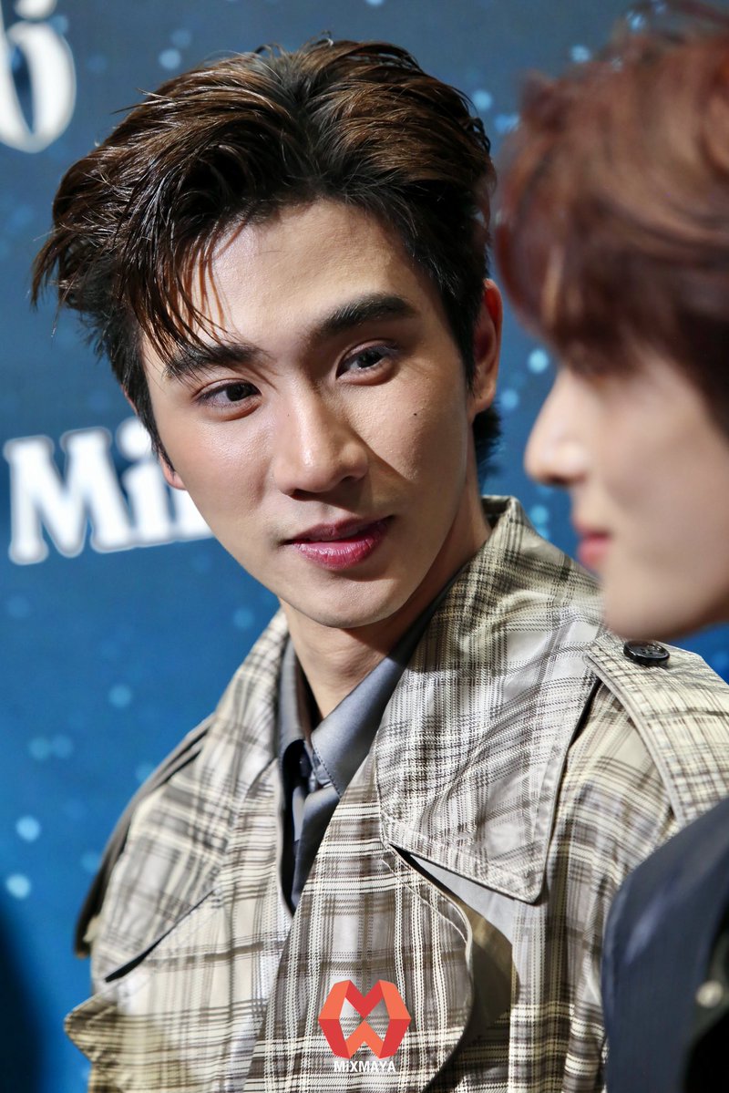 webmixmaya's tweet photo. “เพิร์ธ-ธนพนธ์” ระหว่างสัมภาษณ์กับสื่อมวลชนในงาน ‘Mchoice &amp; Mint Awards 2026’

#MchoiceMintAwards2026
#MchoiceMintatICONSIAM
#MchoiceTH #MintAwards2026 
#MintMagTH #PerthSanta #เพิร์ธแซนต้า
#PerthTanapon https://t.co/MNrERfb3wA