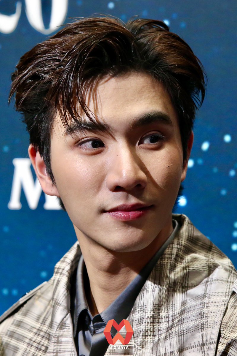 webmixmaya's tweet photo. “เพิร์ธ-ธนพนธ์” ระหว่างสัมภาษณ์กับสื่อมวลชนในงาน ‘Mchoice &amp; Mint Awards 2026’

#MchoiceMintAwards2026
#MchoiceMintatICONSIAM
#MchoiceTH #MintAwards2026 
#MintMagTH #PerthSanta #เพิร์ธแซนต้า
#PerthTanapon https://t.co/MNrERfb3wA