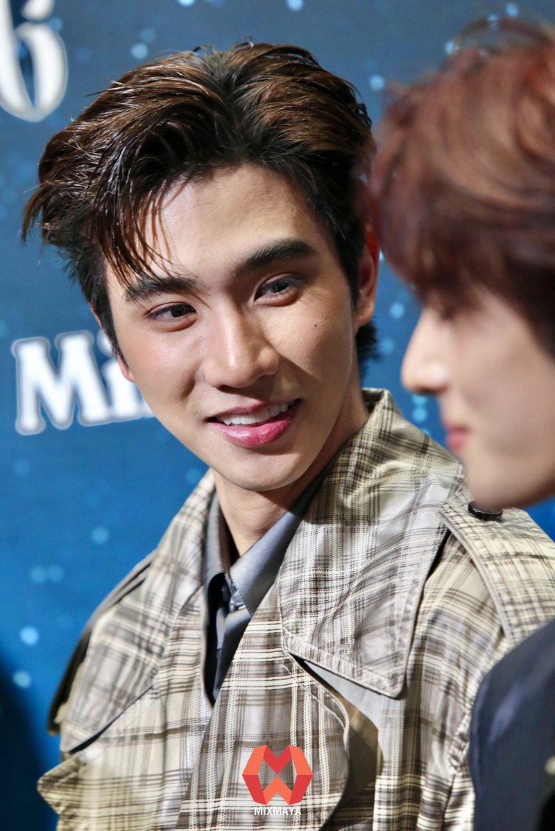 webmixmaya's tweet photo. “เพิร์ธ-ธนพนธ์” ระหว่างสัมภาษณ์กับสื่อมวลชนในงาน ‘Mchoice &amp; Mint Awards 2026’

#MchoiceMintAwards2026
#MchoiceMintatICONSIAM
#MchoiceTH #MintAwards2026 
#MintMagTH #PerthSanta #เพิร์ธแซนต้า
#PerthTanapon https://t.co/MNrERfb3wA