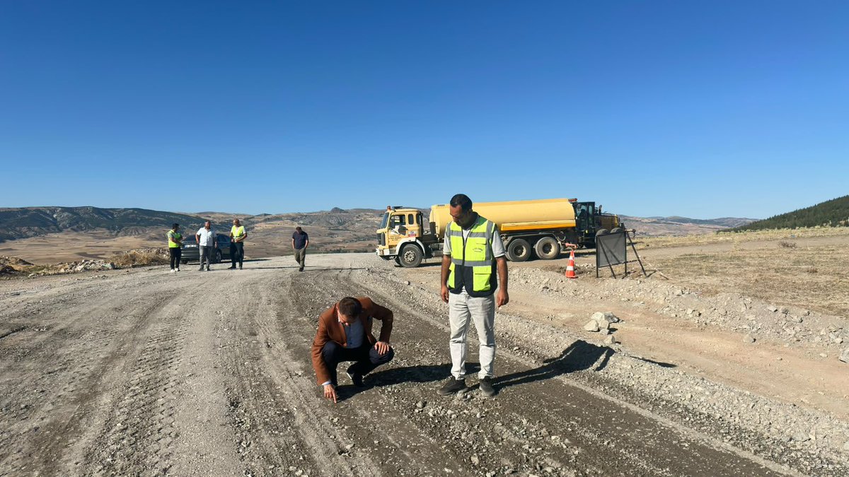 Yozgatozelidare's tweet photo. Genel Sekreterimiz Nazif Yılmaz, Kadışehri İlçemizde Yanık, Yakacık, Sekikaşı ve Gündüzler köyleri bağlantı yolunda devam eden 1.Kat asfalt çalışmalarını yerinde inceleyerek ekiplerimizden çalışmalar hakkında bilgi aldı.
#TürkiyeninTamOrtası #Asfalt  #Hizmet
#keşfet https://t.co/1FDc5cmftI
