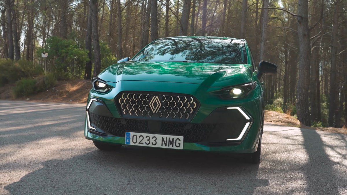 CCubicos's tweet photo. Este domingo en #CCubicos433, @Juanjo_Godmode nos traerá una prueba del nuevo @renault_esp Clio E-Tech 🔋 en su nueva generación. Aterriza con un diseño muy llamativo y un motor híbrido muy eficiente de 160 CV 🚀.

A partir de las 9:45 en @antena3com 📺
@puntalproduc https://t.co/cj2XrcEYx6